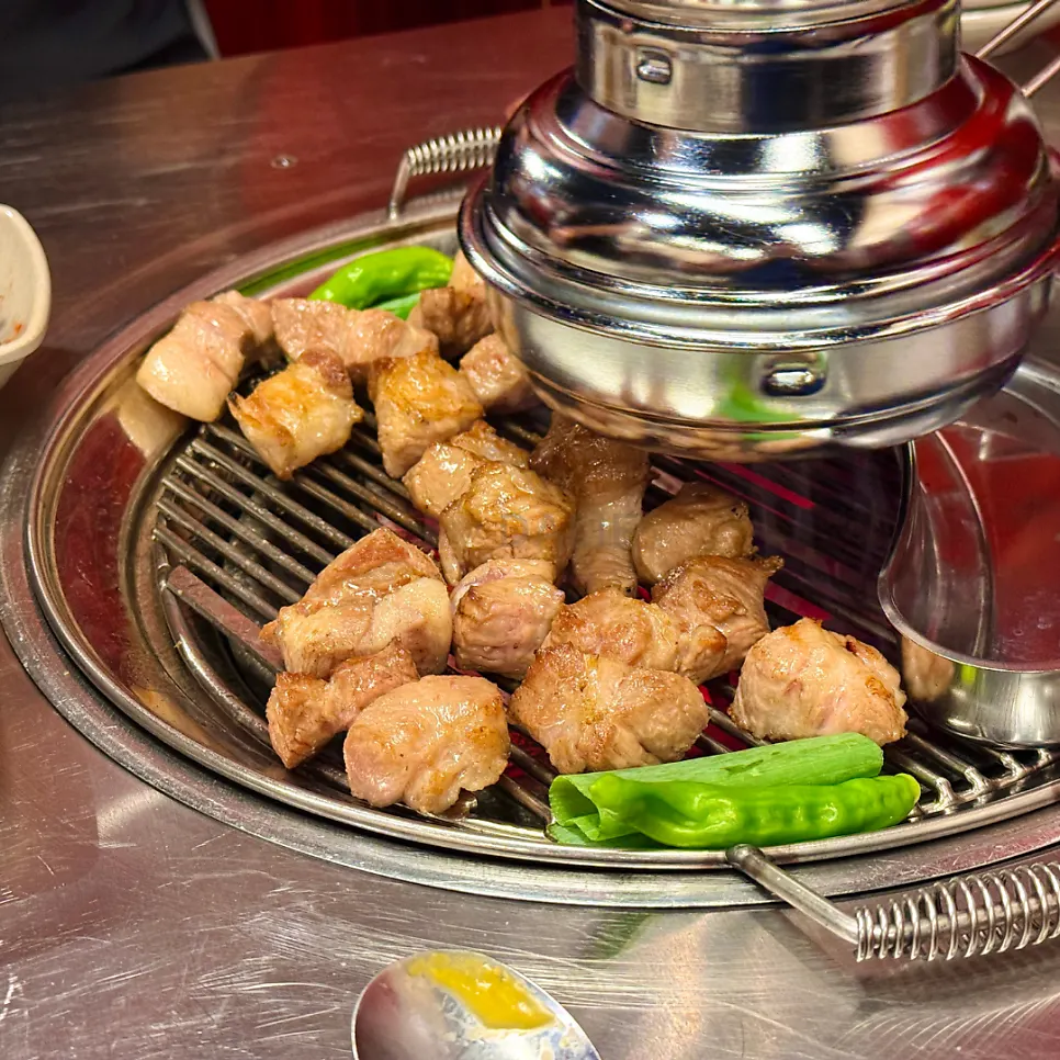 Daging dipanggang sendiri oleh staf