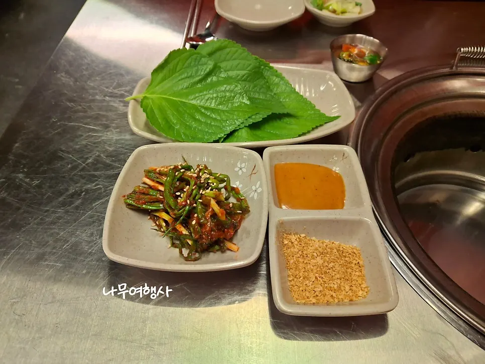 Perilla leaves, seasoned chives, and pork cutlet sauce with breadcrumbs