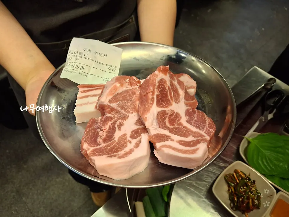 Raw meat platter for the moksam hanpan, Moksam Hwaro's signature dish
