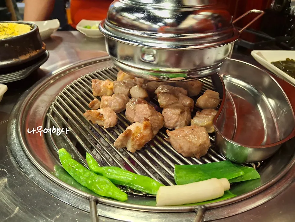 Pork neck grilled with green onion and green chili on top