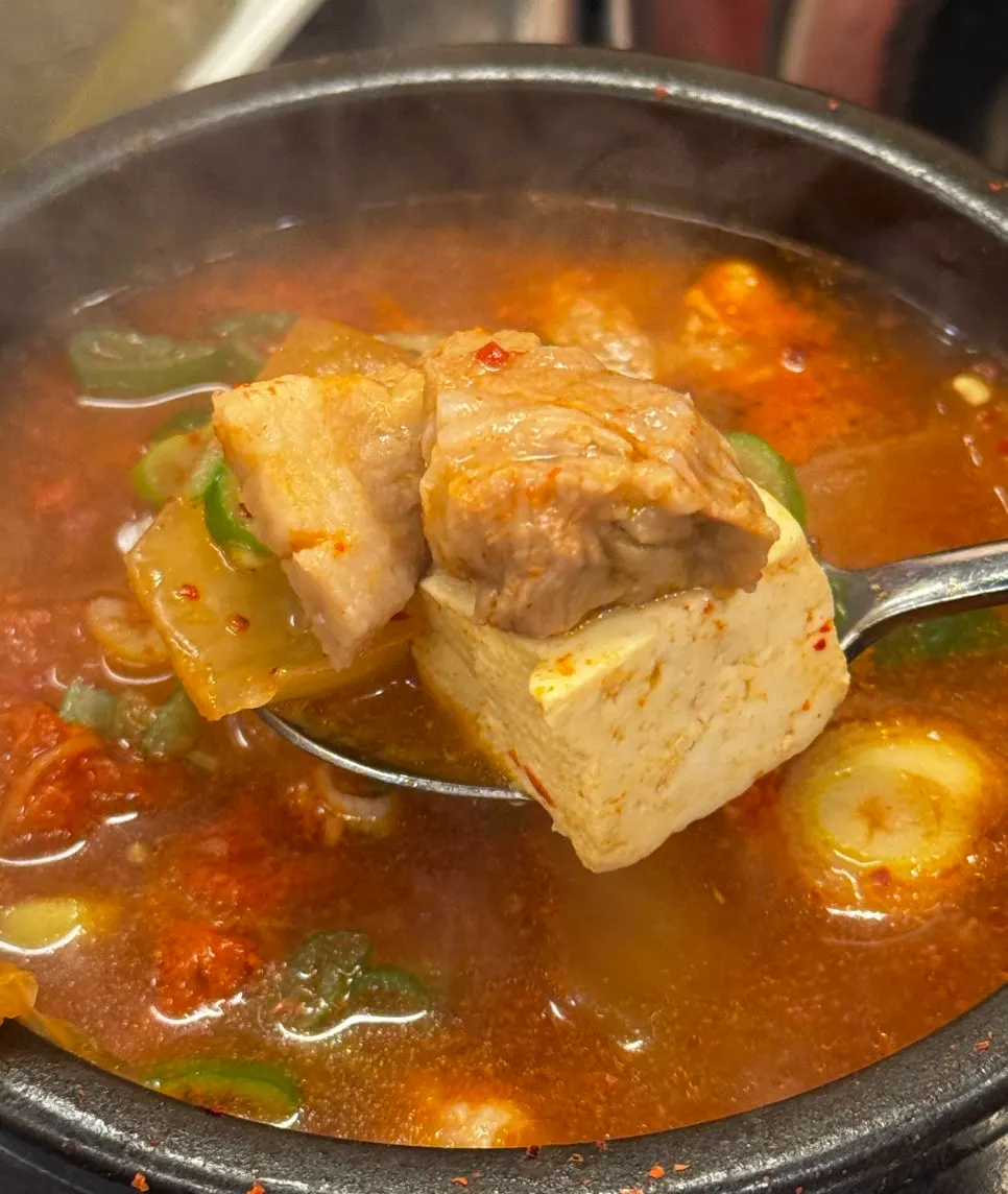 Kimchi stew with generous large ingredients