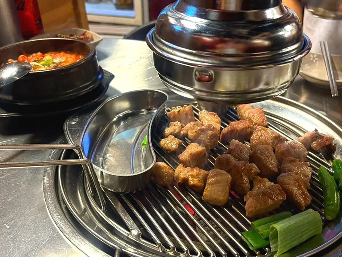 목삼화로 불판 위 초벌 목살