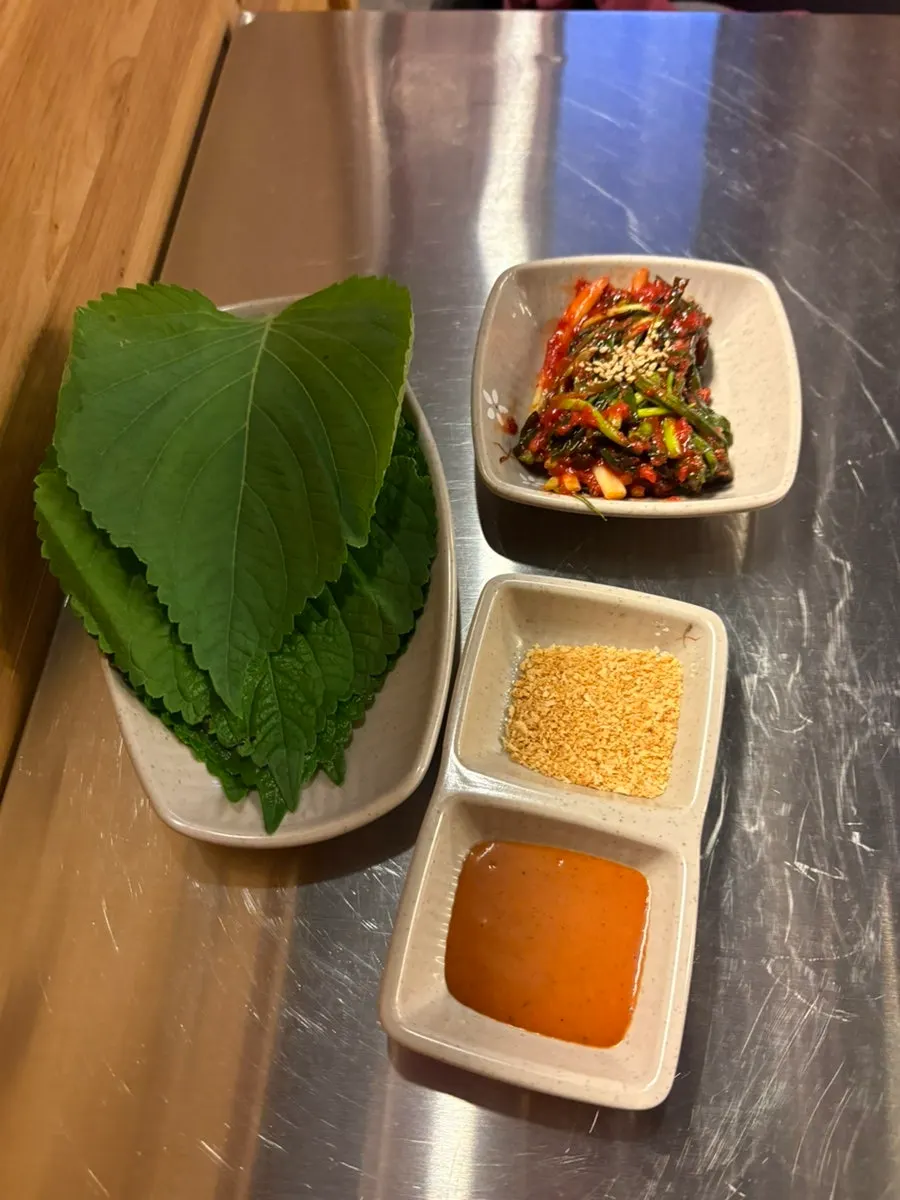 깨 뿌려 나온 파김치