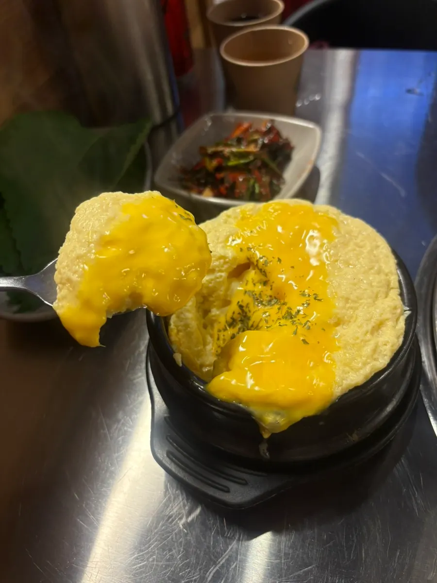 한 숟갈 떠낸 치즈 계란찜