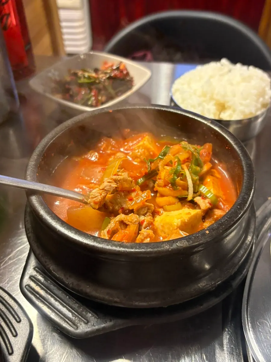 두부와 돼지고기가 든 묵은지 김치찌개