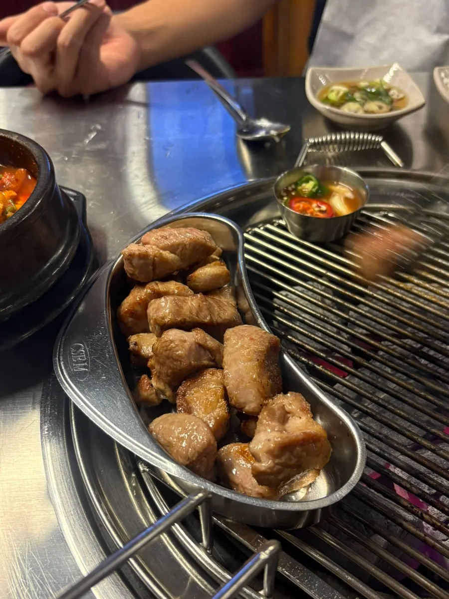 접시에 올려준 다 구워진 목살