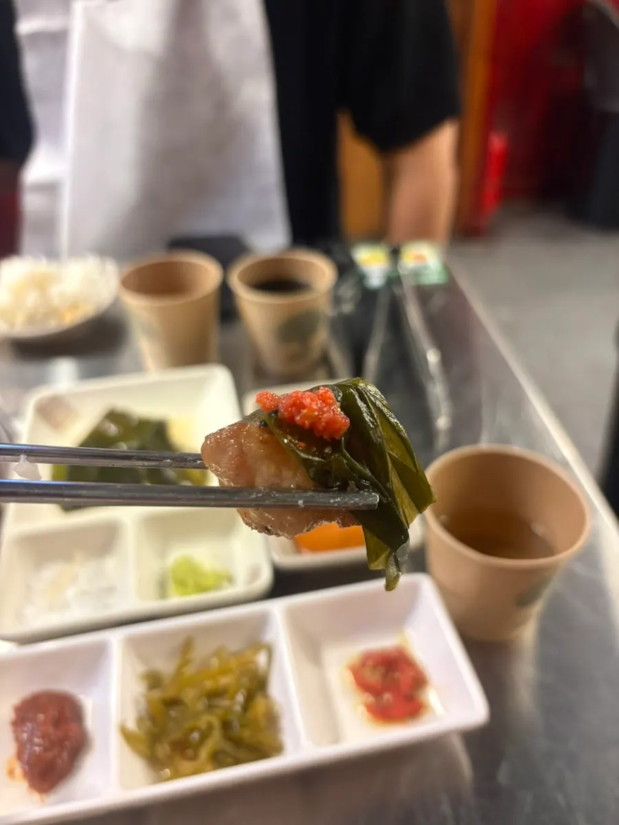 빵가루와 돈가스 소스를 곁들인 목살 한 점