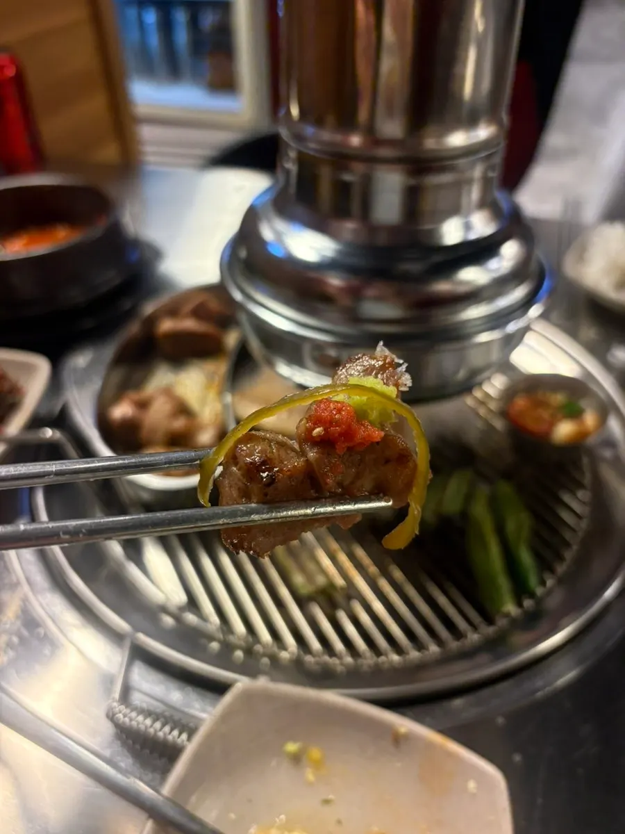 장아찌와 명란젓 와사비를 올린 목살