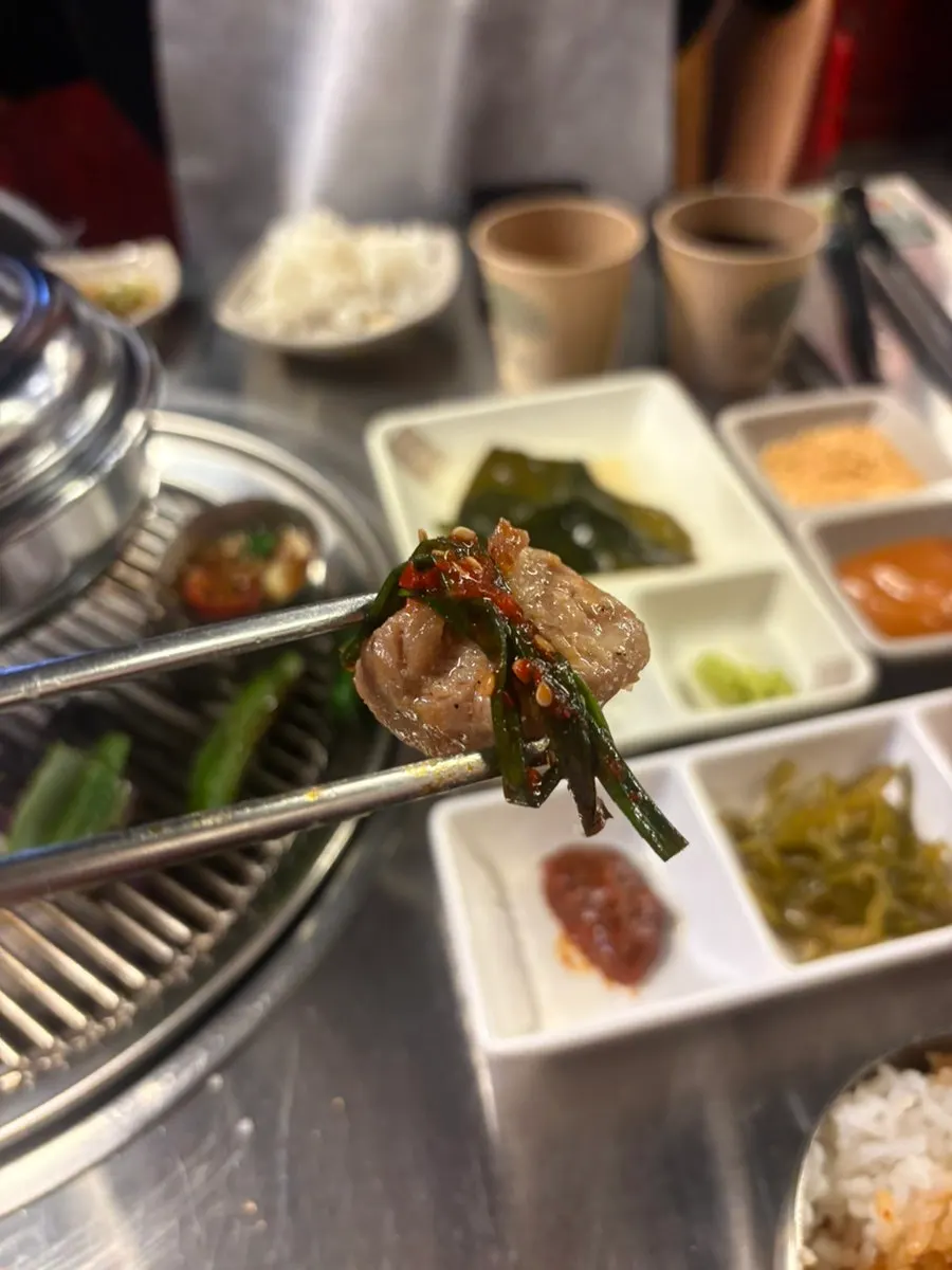파김치를 올려 먹는 목살 한 입