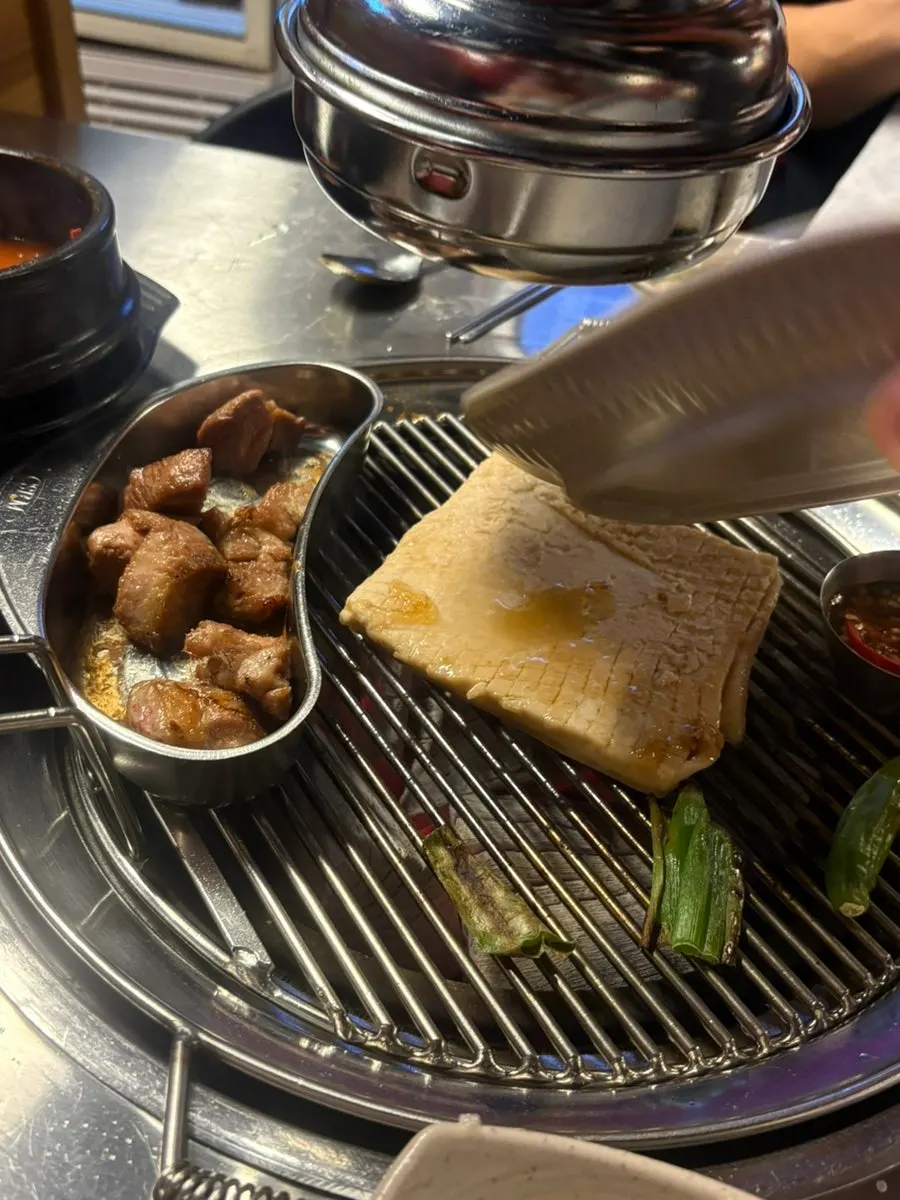 불판 위 목살과 밑반찬
