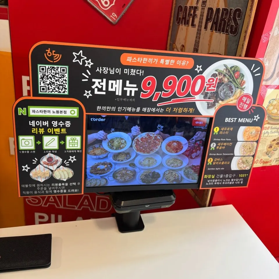 皿とスプーン、フォークがセットされたテーブル