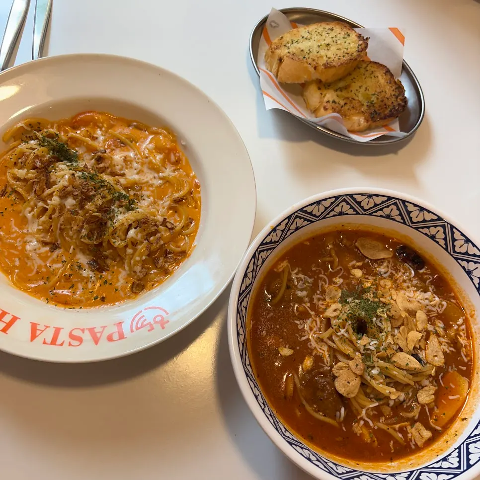 温かく出てきた食前パンのガーリックブレッド