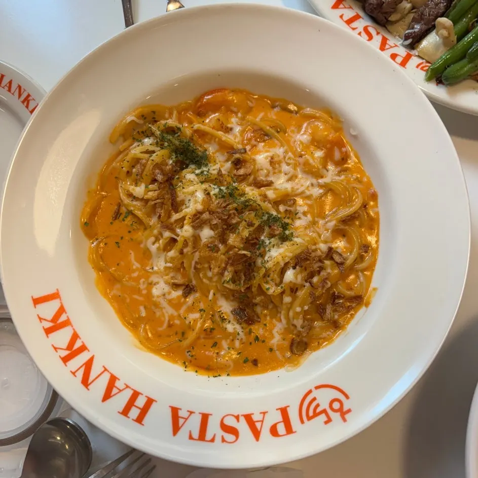 先に出てきた牛バラ解酲トマトパスタとプリプリエビのロゼパスタ