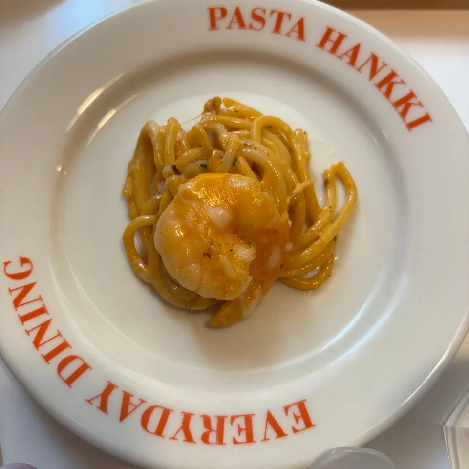 テーブルに並んだパスタ二皿