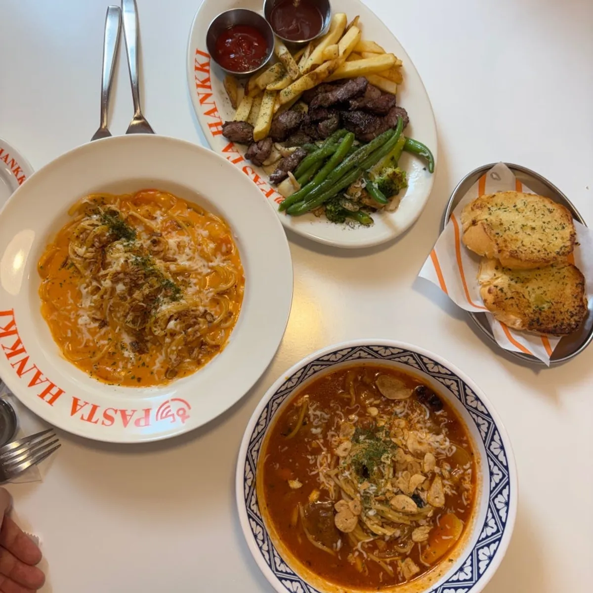 牛バラが乗ったピリ辛の解酲トマトパスタ