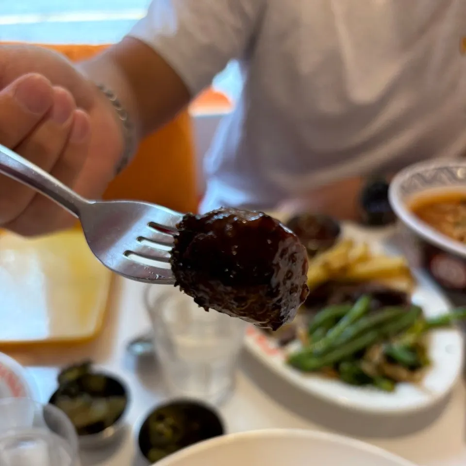 ケチャップとステーキソースが添えられた皿