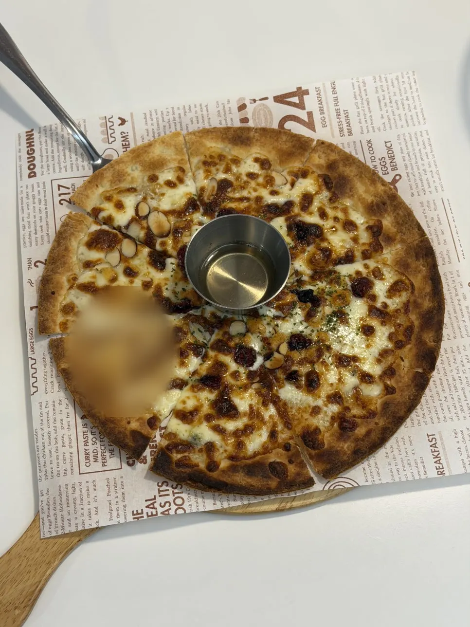 Thin-crust gorgonzola pizza served with honey