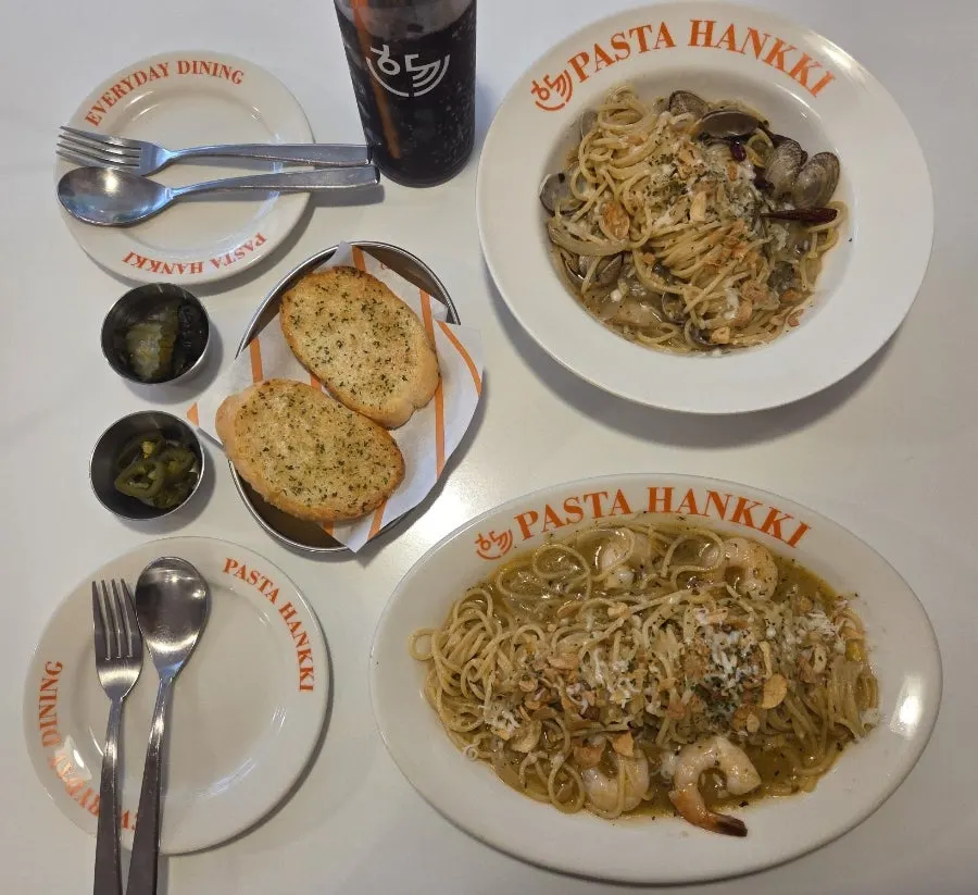 Vongole and gamberi pasta served with garlic bread