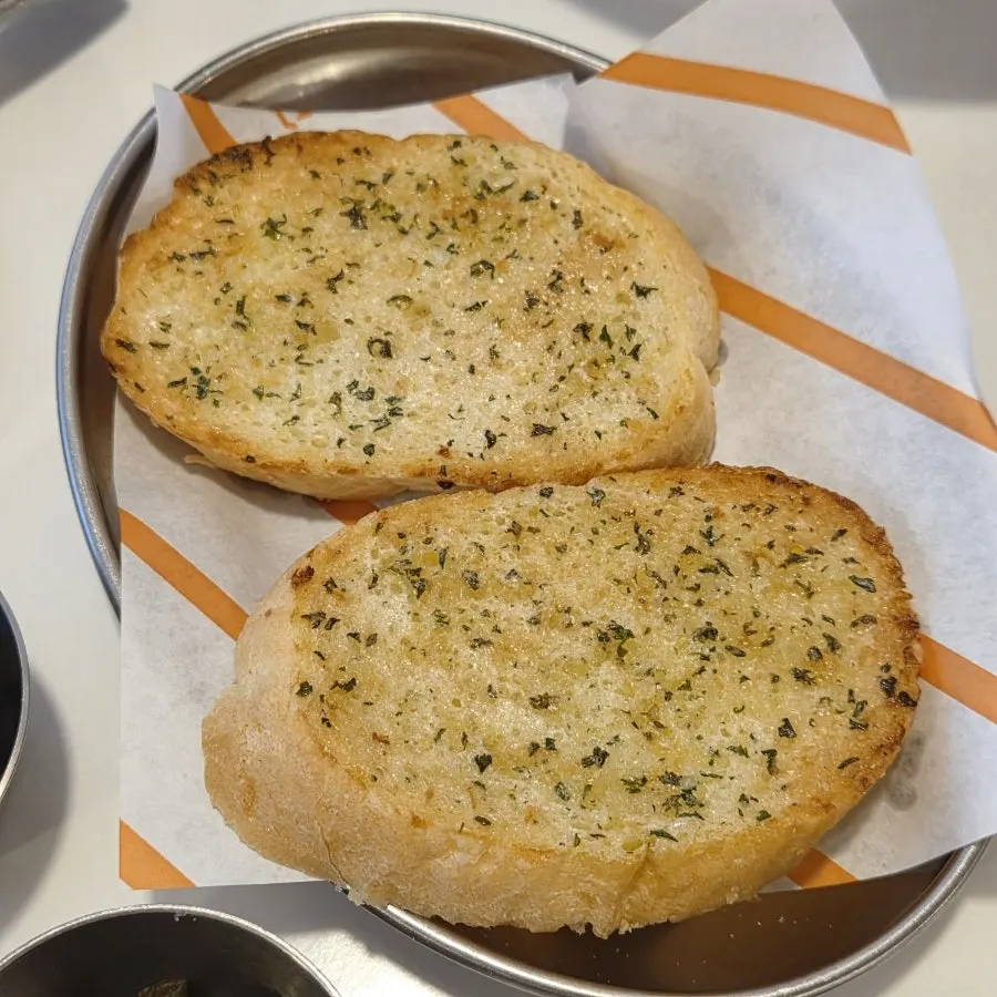 Gamberi aglio olio set on the table