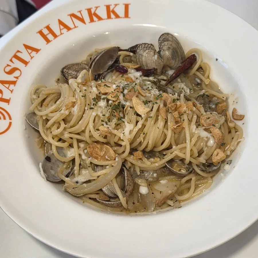 Spicy vongole oil pasta full of clams