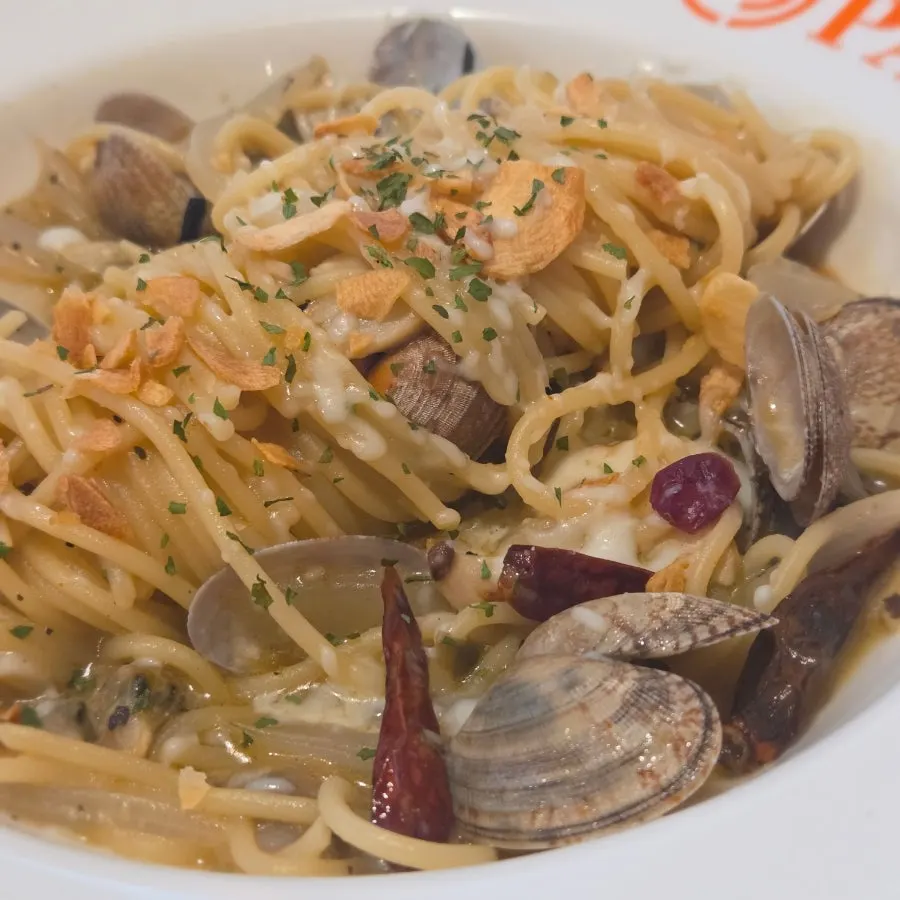Vongole pasta noodles twirled around a fork