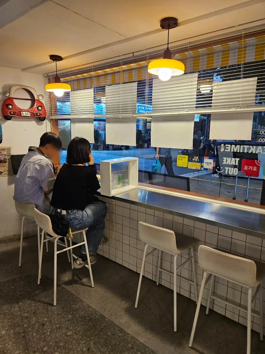Hip interior atmosphere inside Pasta Han Kki Nowon Main Branch