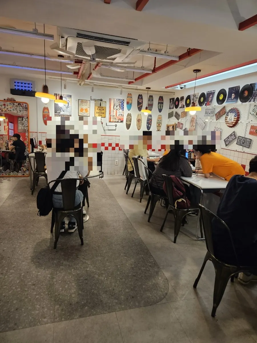 Table setting and decor at Pasta Han Kki Nowon Main Branch