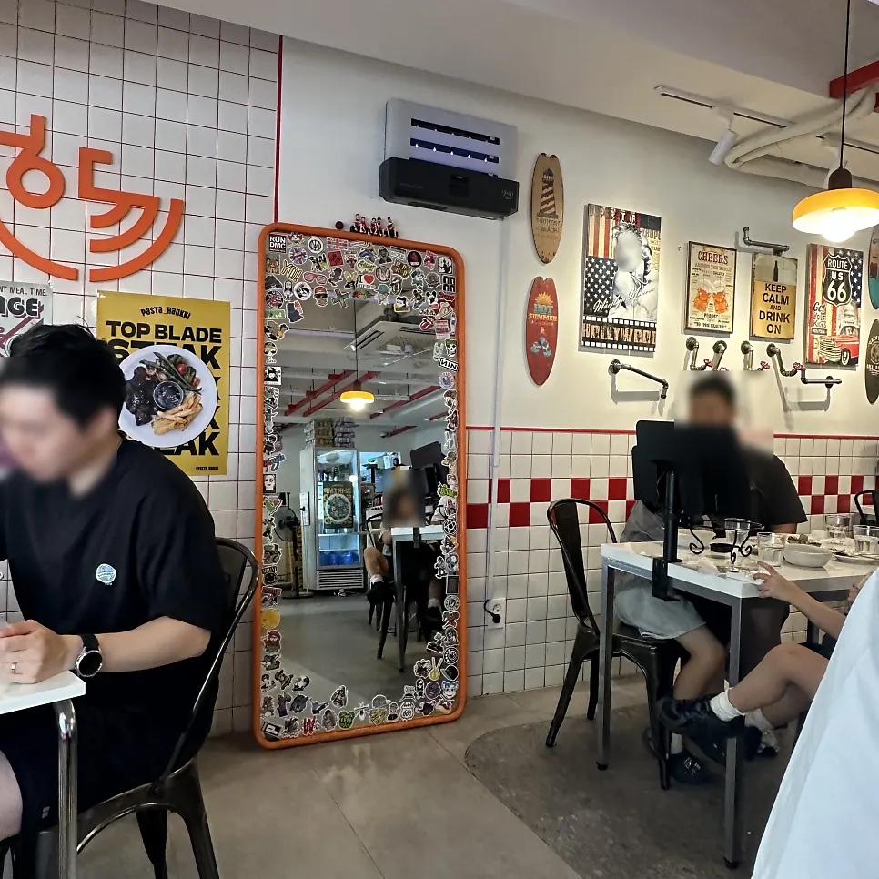 가수 포스터가 붙은 파스타한끼 벽면