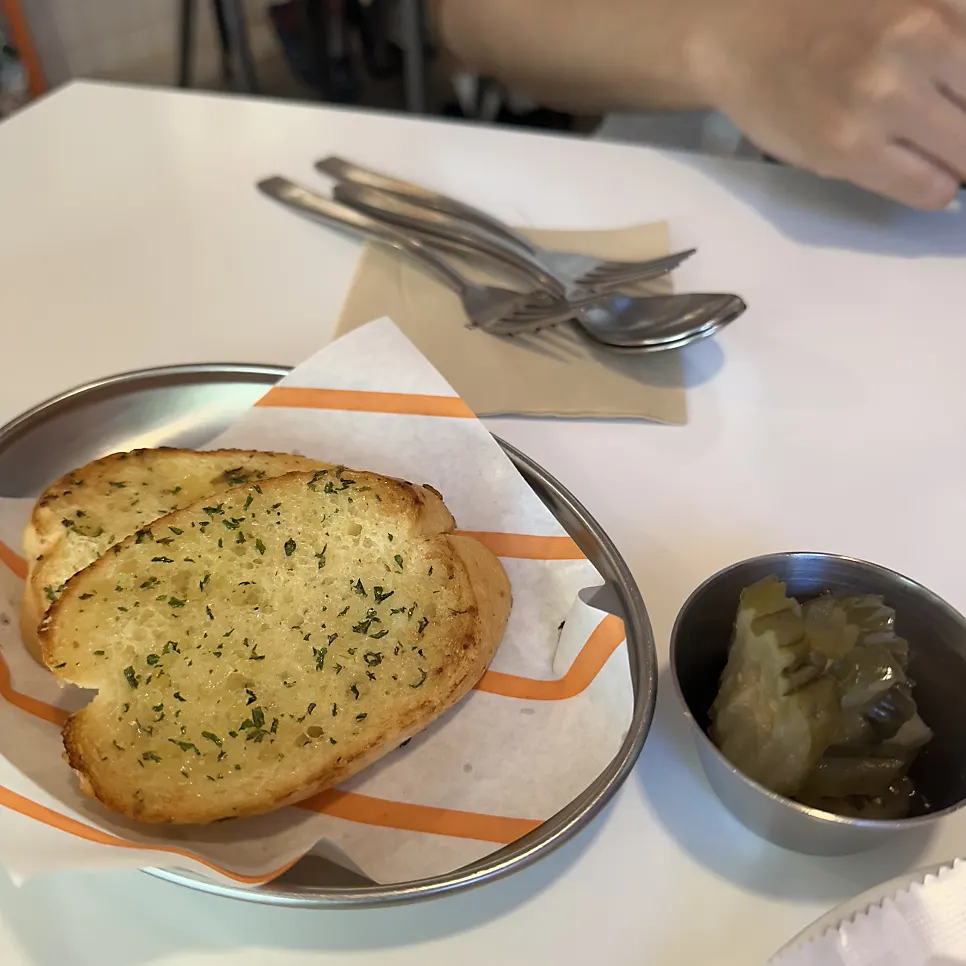 접시에 담긴 식전 마늘빵 클로즈업