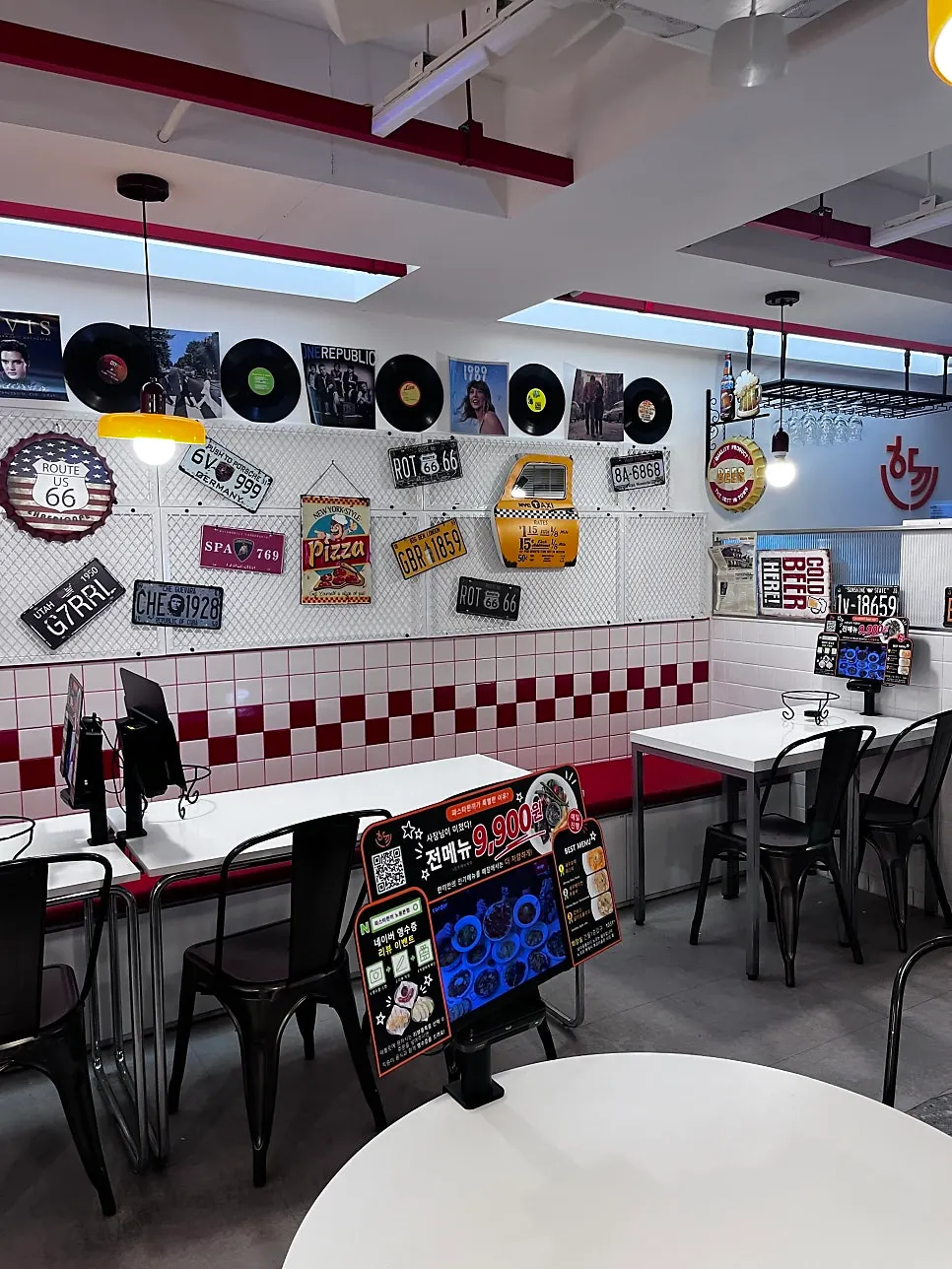 Pasta Han Kki interior decorated with LP records