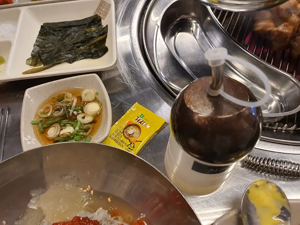 Bibim naengmyeon served alongside the meat