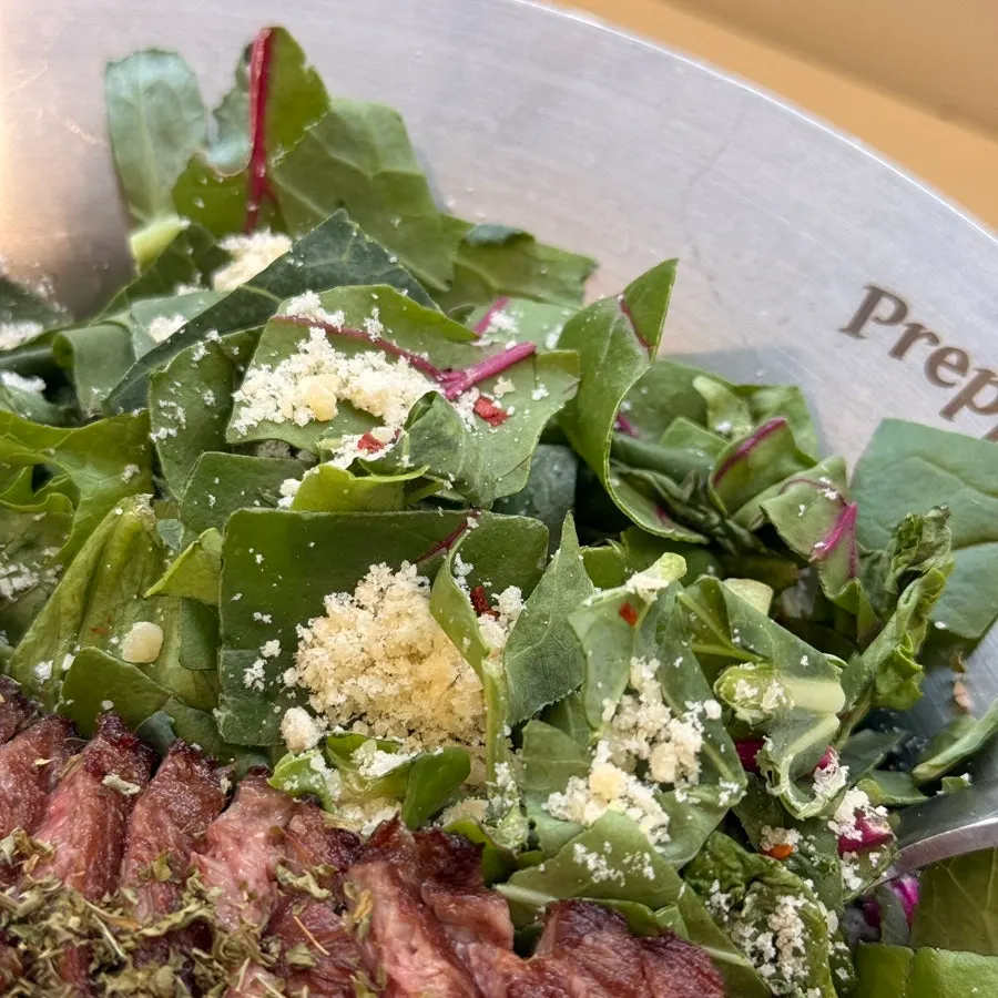 Beef rosé salad pasta topped with vegetables and beef steak