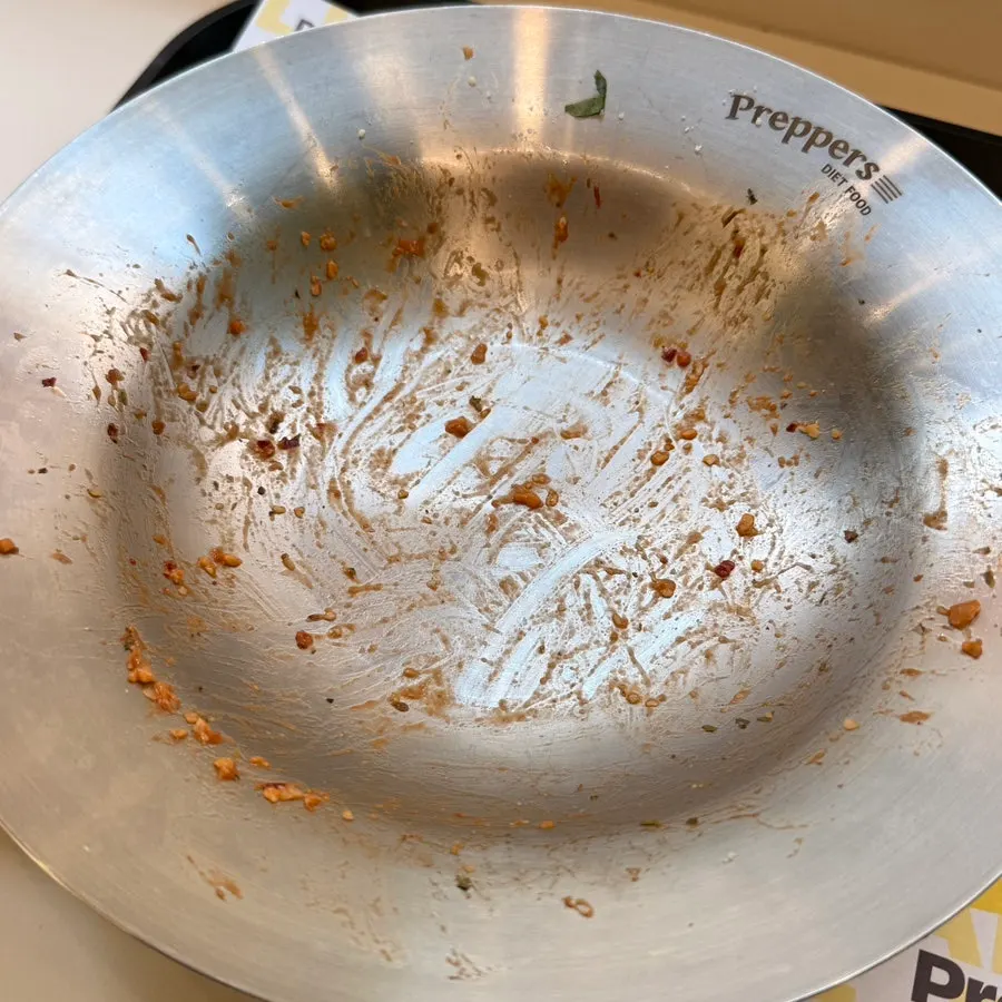 Eating the rosé pasta together with vegetables