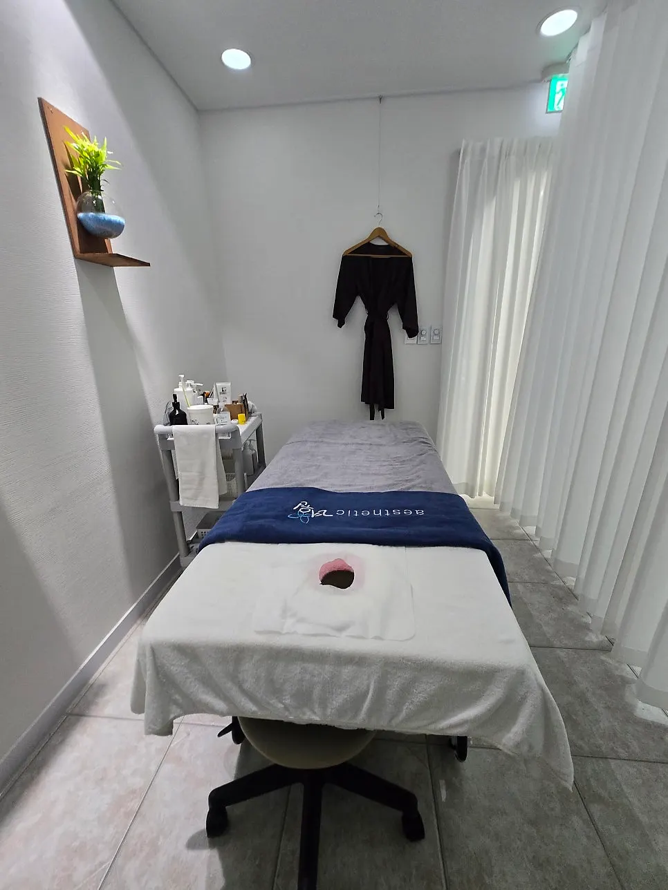Bed in the private single-person treatment room