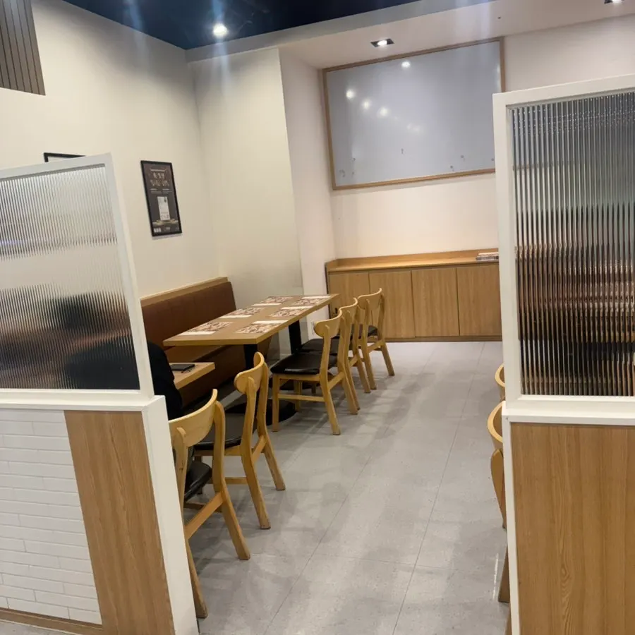 Kuu Kuu Nowon Branch seating on a weekday evening