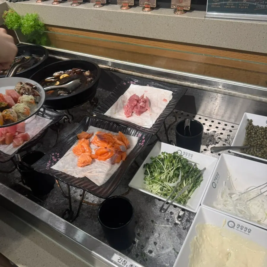 Fresh salmon sashimi at Kuu Kuu Nowon Branch
