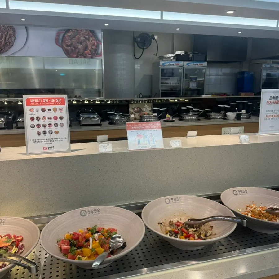 Hot food selection at Kuu Kuu Nowon Branch
