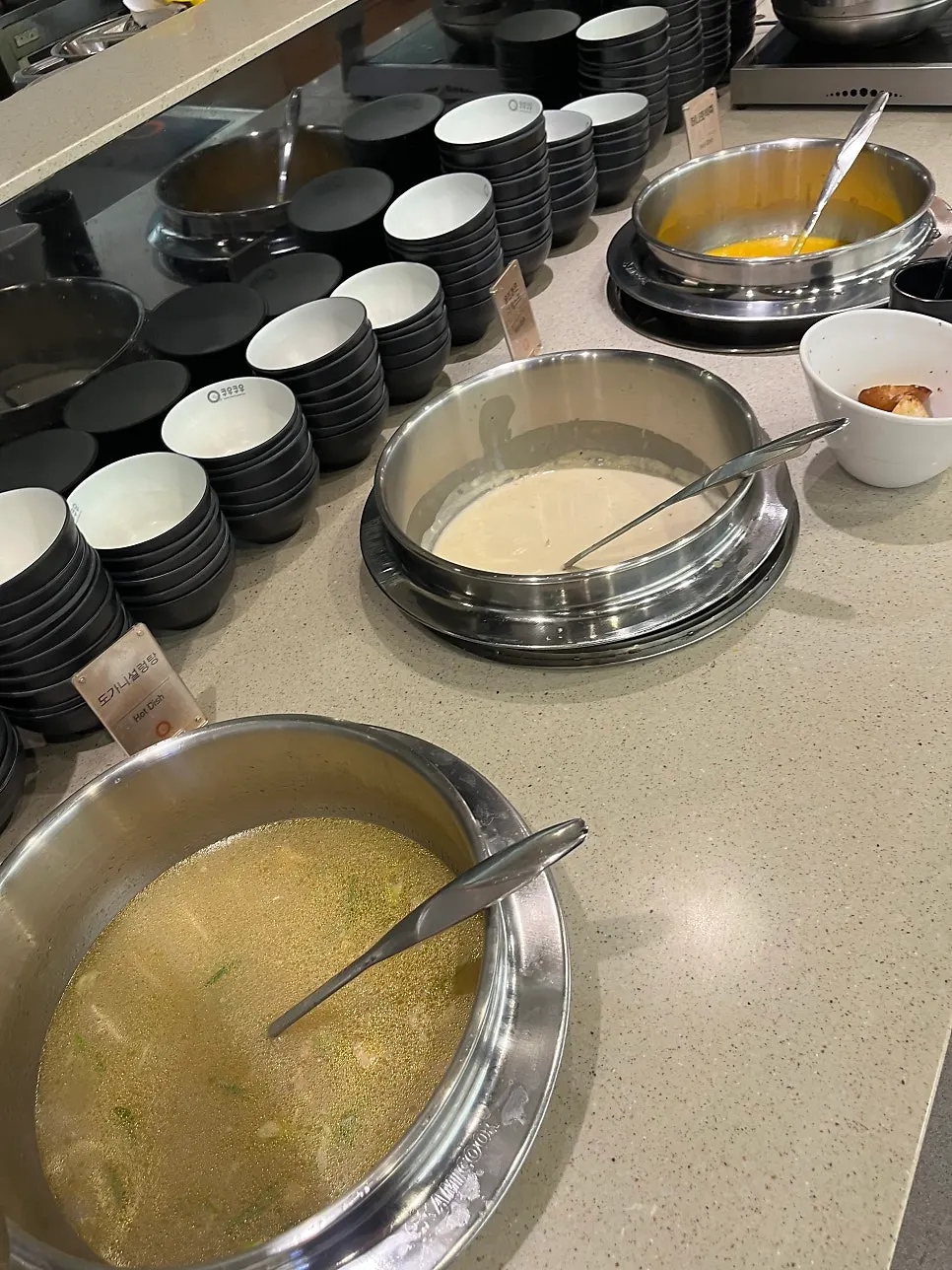 Hot dishes including oil vongole pasta