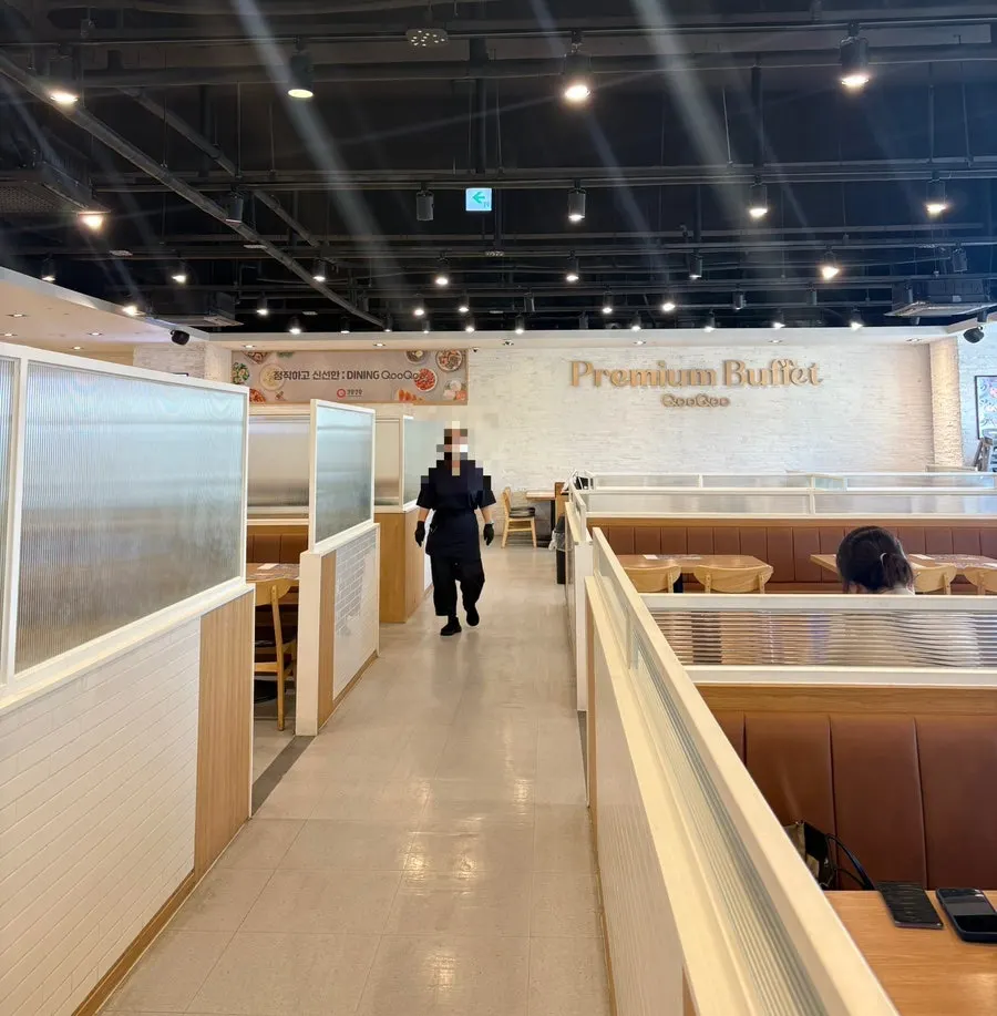 Group seating at Kuu Kuu Nowon Branch
