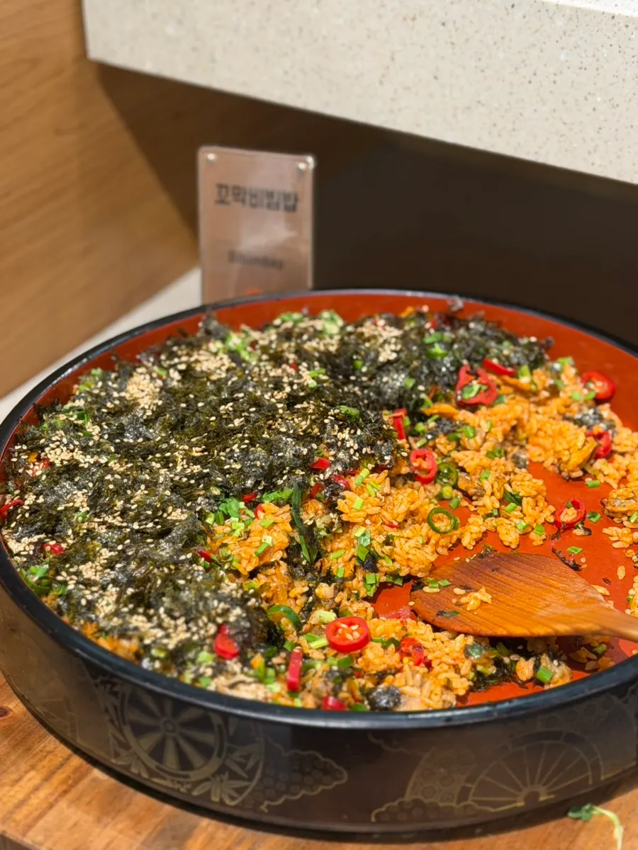 꼬막비빔밥과 날치알 마끼 코너