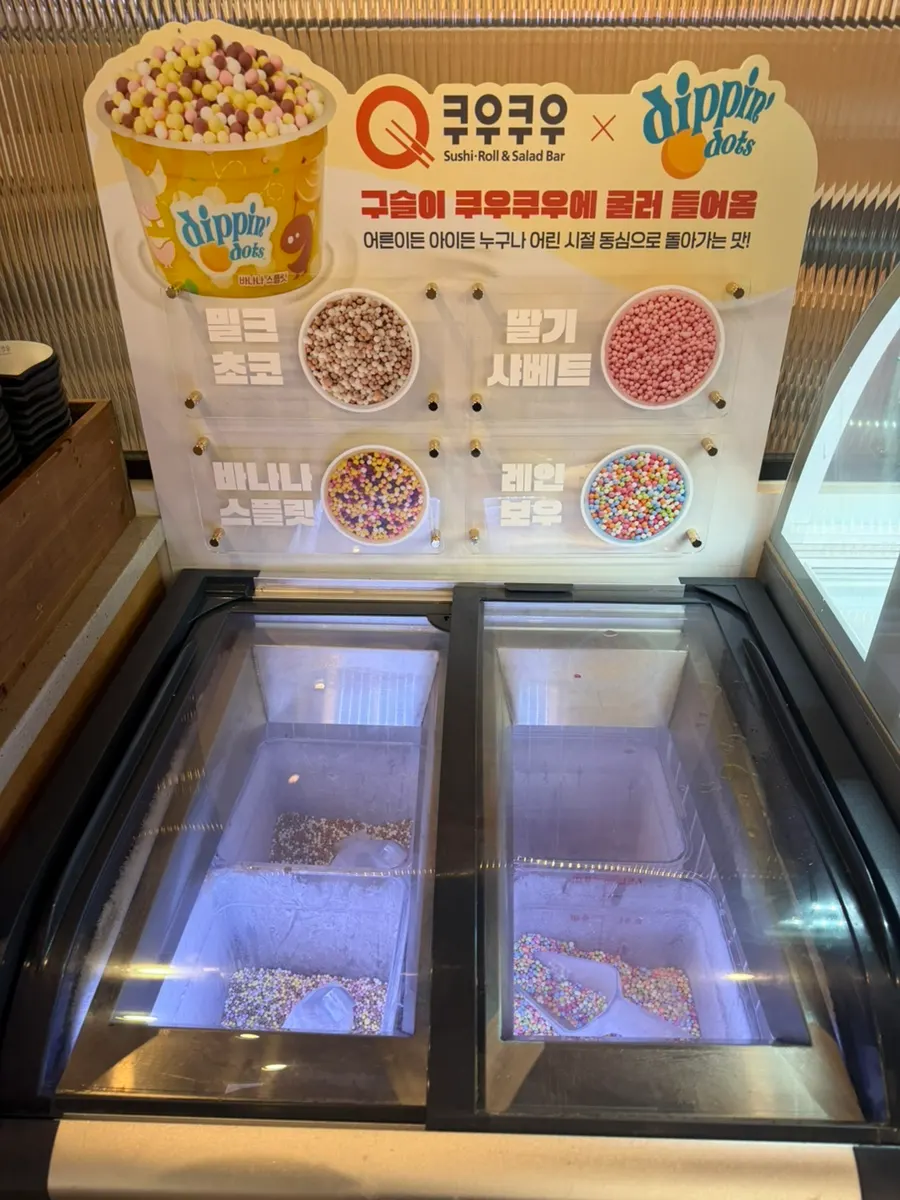 조각케이크와 타르트가 놓인 디저트 코너