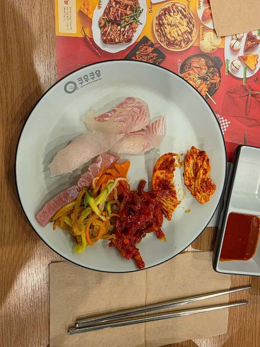 접시에 담은 초밥과 롤