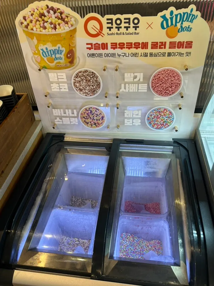 초코폭포와 케이크·과일 디저트 코너