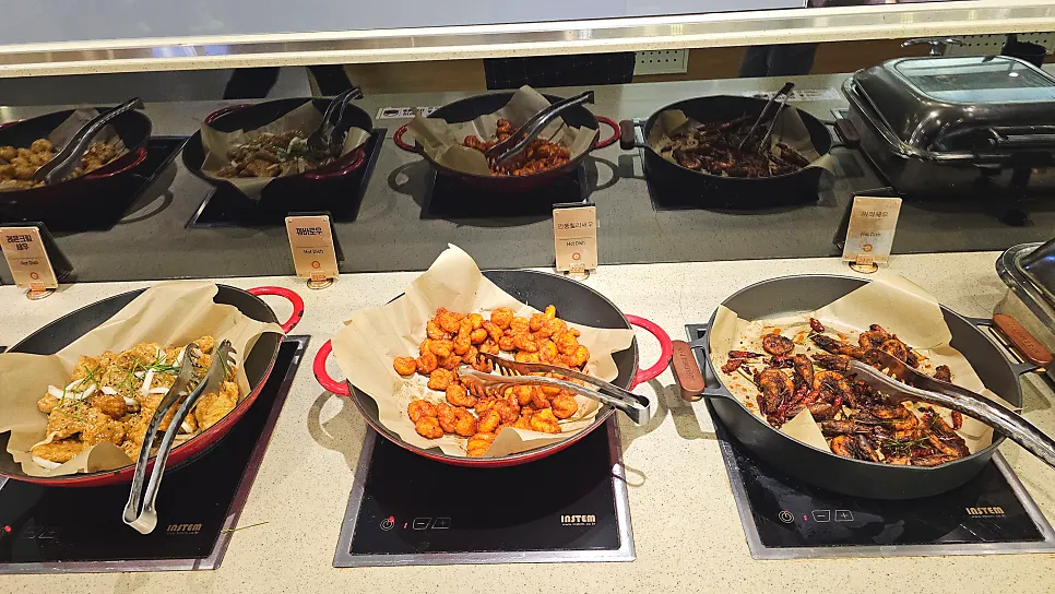 Warm dishes at the made-to-order cooking corner