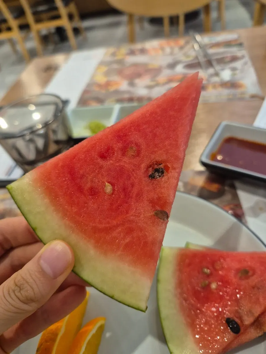 가족 외식 뷔페 음식과 디저트