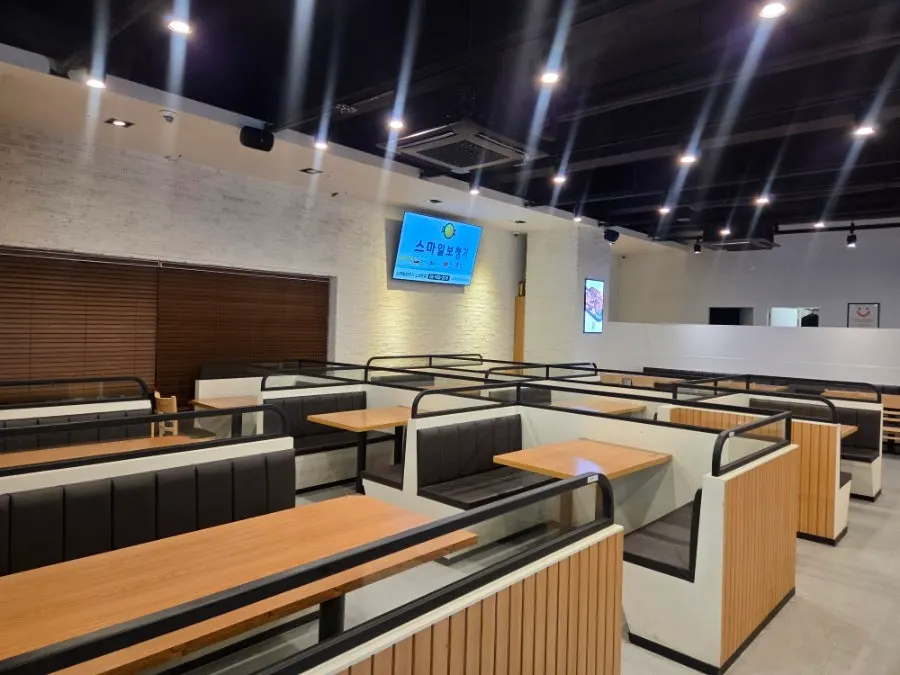 Interior tables at Kuu Kuu Nowon Branch