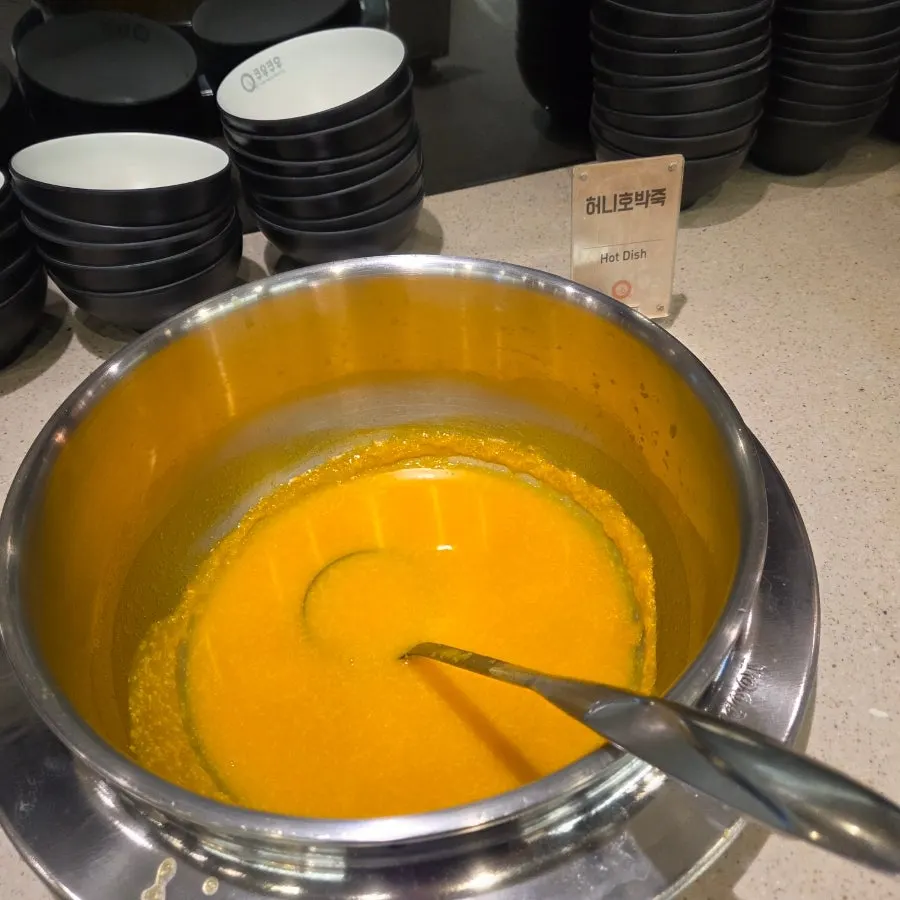 Varied buffet dishes at Kuu Kuu Nowon Branch