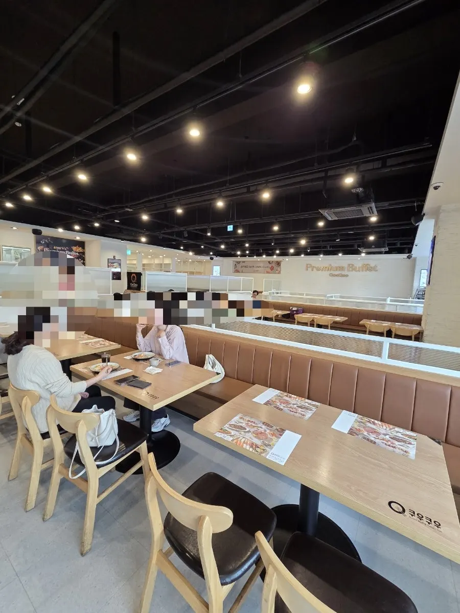 Guide to the spacious dining area and private rooms