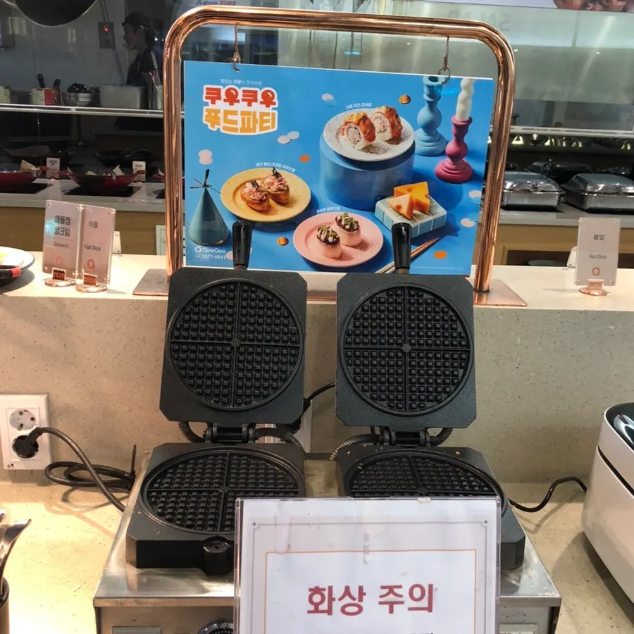 다양한 디저트와 과일 메뉴