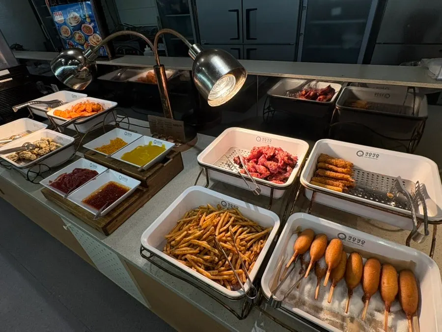Walkway through the food stations at Kuu Kuu Nowon Branch